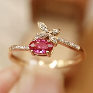 18Kホワイトゴールド製本物のピジョンブラッドルビーリング／クッションカットルビー婚約指輪／ダイヤモンドハロールビーリング／高級ルビーリング（女性用）／繊細なルビーリング