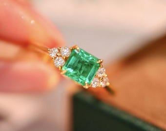 Anillo de esmeralda de oro blanco de 18k hecho a mano: detalles de diamantes, joyería personalizada.