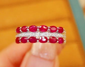 18 kt gouden robijn trouwring: rode clusterring, geboortesteen juli