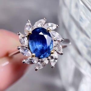 Anillo de compromiso con zafiro azul aciano natural de oro blanco de 18 quilates de Ceilán, anillo de compromiso con zafiro ovalado, conjunto de anillo de zafiro con halo de diamantes único