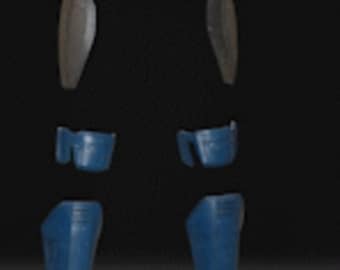 Puede incluir: Un conjunto de piezas de armadura azul y plateada para un disfraz o cosplay. La armadura incluye protectores de piernas, rodilleras y hombreras.