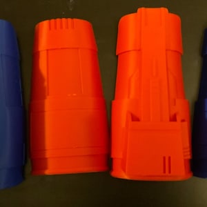 Puede incluir: Cuatro tubos de pl&aacute;stico impresos en 3D, dos azules y dos naranjas. Los tubos azules tienen un detalle negro en la parte delantera.