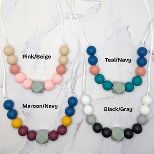 Puede incluir: Cuatro collares de cuentas de silicona de colores con cordones blancos. Los collares est&aacute;n disponibles en las siguientes combinaciones de colores: Rosa/Beige, Turquesa/Marino, Granate/Marino y Negro/Gris. Cada collar tiene una cuenta geom&eacute;trica gris en el centro.