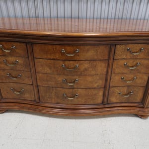 Thomasville British Gentry Burled Large 9 Drawer Dresser Vintage Find