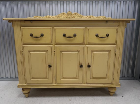 アメリカ　ビンテージ　クリームイエロー　ウィッカーシェルフ Nichols & Stone Country Distressed Yellow Finish Buffet Cabinet