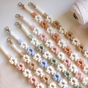 Adjustable Two Colors Flower Macrame Lanyard Handmade Phone Accessories Cute ID Work Badge Holder Floral Keychain Strap Design Decoration