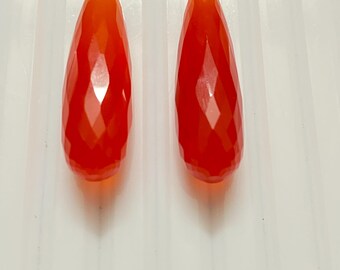 Ónix Aqeeq naranja: Forma de gota larga (32 x 9 mm, 32 quilates)