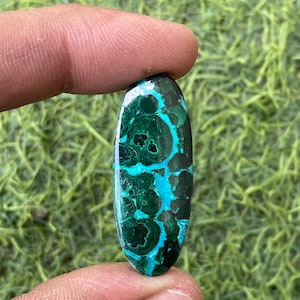 Gema de crisocola malaquita natural de forma ovalada alargada - Impresionante patrón azul y verde (35 quilates)
