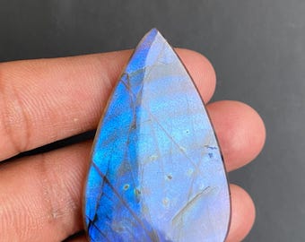 Cabujón de labradorita azul brillante de 66 quilates (32 x 54 x 5,5 mm) en forma de lágrima.