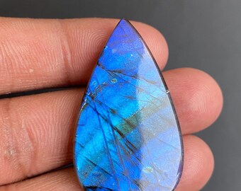 Cabujón de labradorita azul brillante de 49 quilates (25 x 43 x 5 mm) en forma de lágrima.