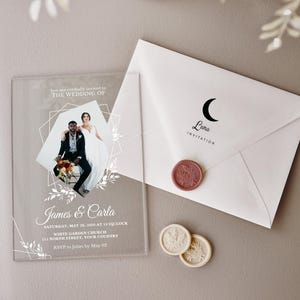 Invitación de boda de acrílico transparente con foto de pareja, texto blanco, impresión UV, tarjeta de boda con foto transparente personalizada y sobre blanco.
