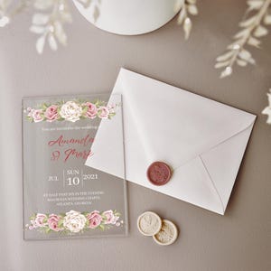 Acryl-Hochzeitseinladungen: Blumen-Rosa-Namen-weißer Umschlag