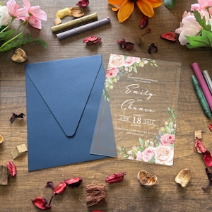 Convite de casamento de acrílico de luxo: design floral em folha de ouro