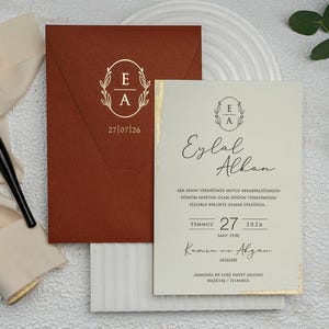 Invito a nozze in lamina d'oro con busta rossa, invito stampato di lusso moderno e minimalista, elegante invito per addio al nubilato