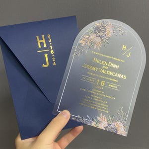 Blumige mattierte Acrylhochzeitseinladung mit dunkelblauem Umschlag, vergoldetem Golddruck, elegantem Umschlag, personalisiertem Luxushochzeitsset