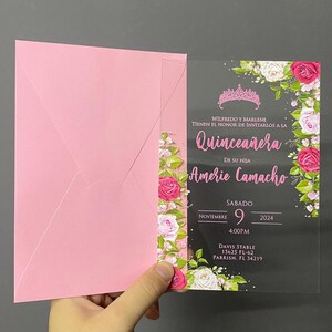 Faire-part de Quinceañera avec enveloppe rose – Invitation élégante Sweet 15 en acrylique ou en papier cartonné – Faire-part d'anniversaire floral personnalisé