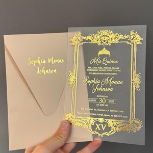 Acryl uitnodigingssuite voor quinceañera: goudfolie, retro-ontwerp, poederenvelop