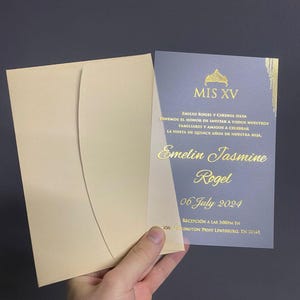Invito per la Quinceañera dorato con corona, invito elegante e personalizzato per la festa del XV compleanno, foglia d'oro su busta in acrilico color crema, sigillo di ceralacca.