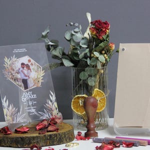 Convite de casamento em acrílico personalizado com foto: envelope branco e impressão UV.