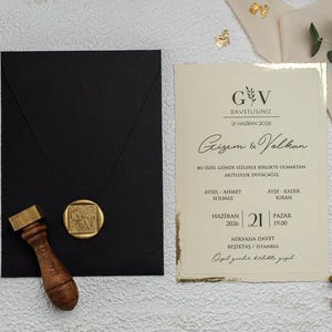 金箔加工の結婚式招待状：クリーム色のカードと黒い封筒