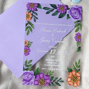 Convite de casamento em acrílico com flores roxas | Convite em acrílico transparente com design floral roxo | Design de flores personalizado para convite
