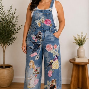 Pode incluir: Jardineiras de ganga azul sobre uma camisola sem mangas branca, decoradas com vários emblemas coloridos, incluindo borboletas, rosas, andorinhas, coelhos e a palavra love. A peça de ganga de perna larga tem um acabamento lavado claro.