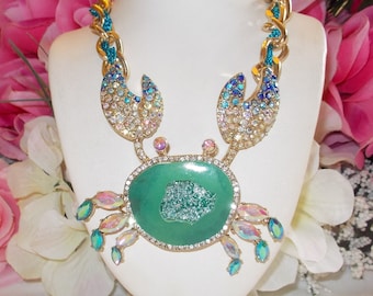 BETSEY JOHNSON Beau grand collier tressé en chaîne tressée turquoise et crabe bleu