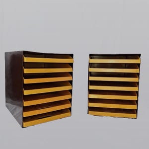 Op de afbeelding: Twee donkerbruine bureau-organizers met meerdere horizontale gele schuifladen. Elke eenheid heeft een stevig frame en open vakken die zijn ontworpen voor het sorteren van documenten, papieren of kantoorbenodigdheden.