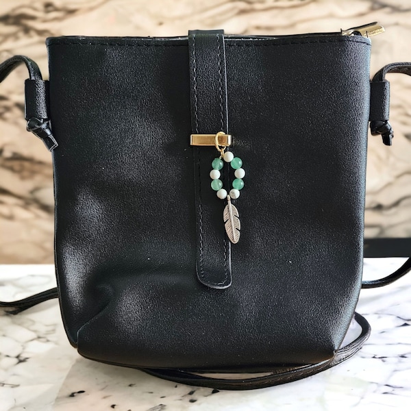 Sac bandoulière noir - Plume, howlite, aventurine verte