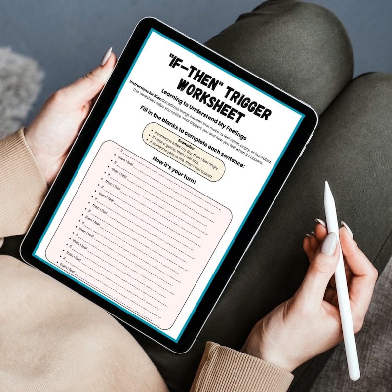 Pu&ograve; includere: Un tablet digitale che mostra un foglio di lavoro "Se-Allora" sui trigger. Il foglio di lavoro &egrave; progettato per aiutare a comprendere i sentimenti, con frasi da completare. Una penna bianca &egrave; accanto al tablet. Il testo include istruzioni ed esempi.