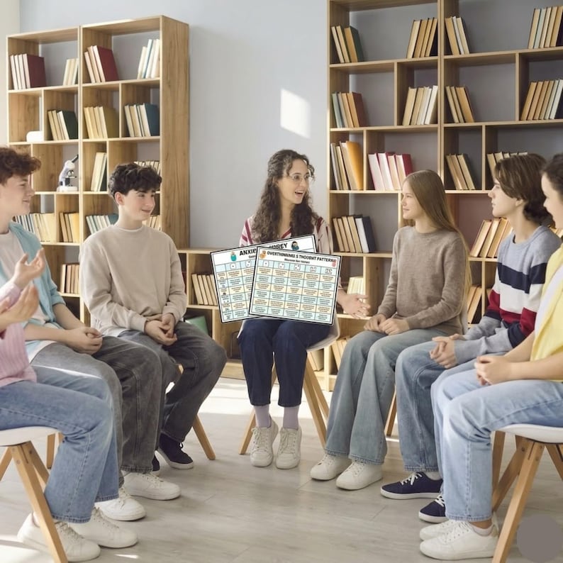 Op de afbeelding: Een groep mensen zit in een cirkel en houdt twee witte rechthoekige grafieken vast met de titel Overthinking & Thought Patterns met rasterlay-outs en tekst. De personen dragen vrijetijdskleding zoals truien, jeans en t-shirts.
