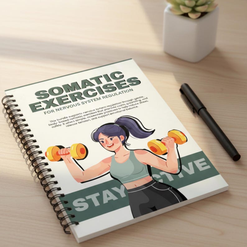 Op de afbeelding: Een spiraalgebonden notitieboek met de titel "SOMATIC EXERCISES" en de ondertitel "FOR NERVOUS SYSTEM REGULATION". De omslag toont een illustratie van een persoon die gele dumbbells optilt. De woorden "STAY ACTIVE" zijn ook zichtbaar.