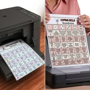 Op de afbeelding: Een zwarte printer die een wit vel papier uitwerpt met de titel Coping Skills Discussion Dice Activity. Het document bevat een raster met dobbelsteenpictogrammen, categorie&euml;n zoals Grounding Techniques en Support Systems, en diverse vragen.
