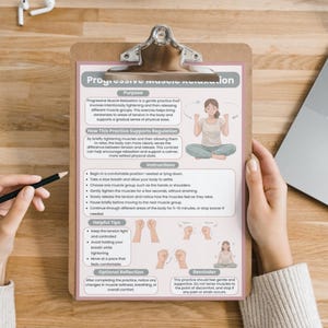 Op de afbeelding: Een klembord met een roze en wit gedrukte gids over Progressieve Spierontspanning. De gids bevat instructies, handige tips en een herinnering. De handen van een persoon houden het klembord vast, met een potlood op het papier.