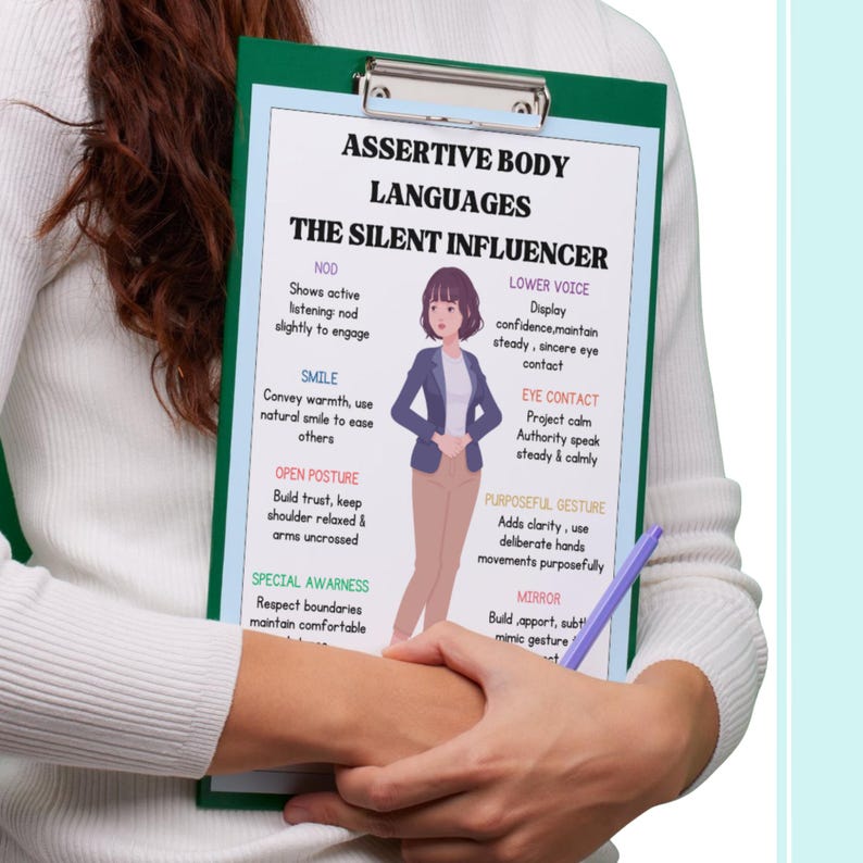 Pu&ograve; includere: Un appunti verde con il titolo "Assertive Body Languages" e il sottotitolo "The Silent Influencer". Contiene testo e illustrazioni sulla comunicazione non verbale, tra cui annuire, sorridere e il contatto visivo. L'immagine &egrave; tenuta da una persona.