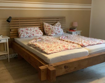 Cama flotante de roble macizo con elegante respaldo