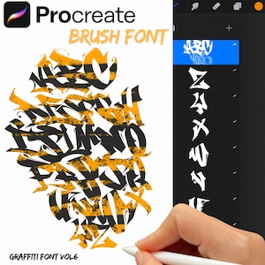 Könnte beinhalten: Digitales Kunstwerk mit einer Graffiti-Pinsel-Schriftart. Das Design zeigt schwarze und orangefarbene Buchstaben mit dem Text "Procreate Brush Font" oben und "Graffiti Font Vol 6" unten. Eine Hand hält einen Stift, um die Verwendung der Schriftart zu demonstrieren.