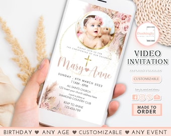 Peut inclure: Une invitation vidéo rose et or pour un baptême. L'invitation présente une photo d'une petite fille, une croix et le texte "Veuillez vous joindre à nous pour le baptême de notre fille Mary Anne". L'invitation comprend également la date, l'heure et le lieu de l'événement.