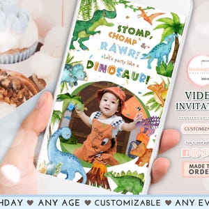 Op de afbeelding: Een smartphone toont een aanpasbare video-uitnodiging met een dinosaurus thema. Het ontwerp bevat illustraties van dinosaurussen, palmbomen en vulkanen. Tekst omvat "STOMP, CHOMP & RAWR!" en "Let's party like a DINOSAUR!" met een foto van een kind.