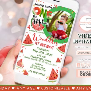 Puede incluir: Una invitación de video digital para una fiesta de primer cumpleaños con temática de sandía. La invitación presenta una foto de un bebé sosteniendo una rebanada de sandía, con el texto "Our little sweetie is one in a melon!" y "Wendelles 1st Birthday!" La invitación incluye la fecha, la hora y la ubicación de la fiesta, así como un contacto para RSVP.