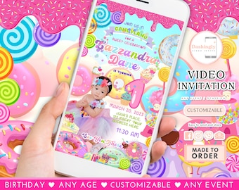 Op de afbeelding: Een smartphone toont een kleurrijke video-uitnodiging voor een eerste verjaardag. Het ontwerp heeft een snoepthema met donuts, lolly's en een foto van de jarige. Tekst bevat "Candyland", "Video-uitnodiging" en evenementdetails.