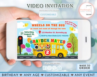 Peut inclure: Une invitation numérique pour une fête d'anniversaire avec un bus scolaire jaune sur lequel on peut lire "Wheels on the Bus" et "Brayden Mateo a 2 ans". L'invitation indique la date, l'heure et le lieu de la fête.