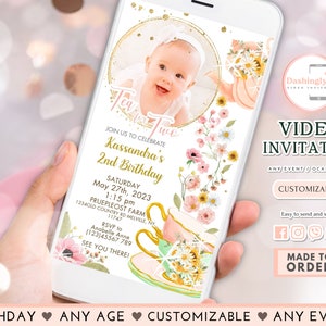 Puede incluir: Una invitación de video rosa y dorada para un segundo cumpleaños. La invitación presenta una foto de una niña pequeña con un vestido blanco, una taza de té y una tetera, y diseños florales. El texto de la invitación dice "Tea for Two", "Join us to celebrate Kassandra's 2nd Birthday", "Saturday May 27th, 2023 1:15 pm", "Pruepleost Farm 12340ID Country Rd Melville, NY 11747", "RSVP to Anabelle Anne (123)45567 789", y "See you there!"