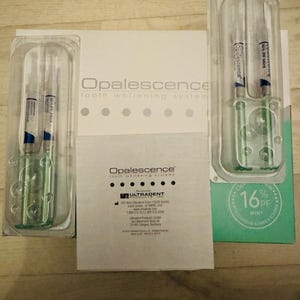 Peut inclure: Kit de blanchiment dentaire Opalescence comprenant deux emballages blister en plastique transparent, chacun contenant deux seringues à la menthe avec du gel 16% PF. L'ensemble inclut une carte d'instructions blanche avec la marque Ultradent Products.