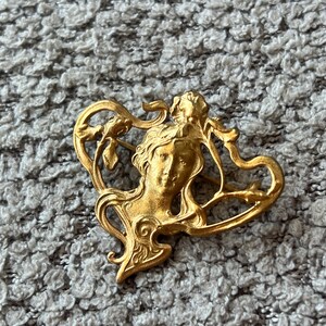 Vintage Art Nouveau Woman Face Brooch – Floral Gold-Tone Pin, Romantic Antique Jewelry