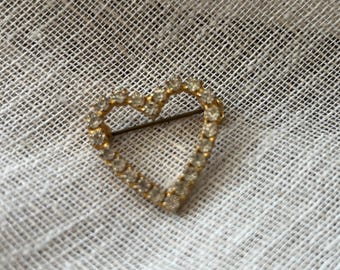 Vintage Rhinestone Heart Brooch – Sparkling Gold-Tone Romantic Pin
