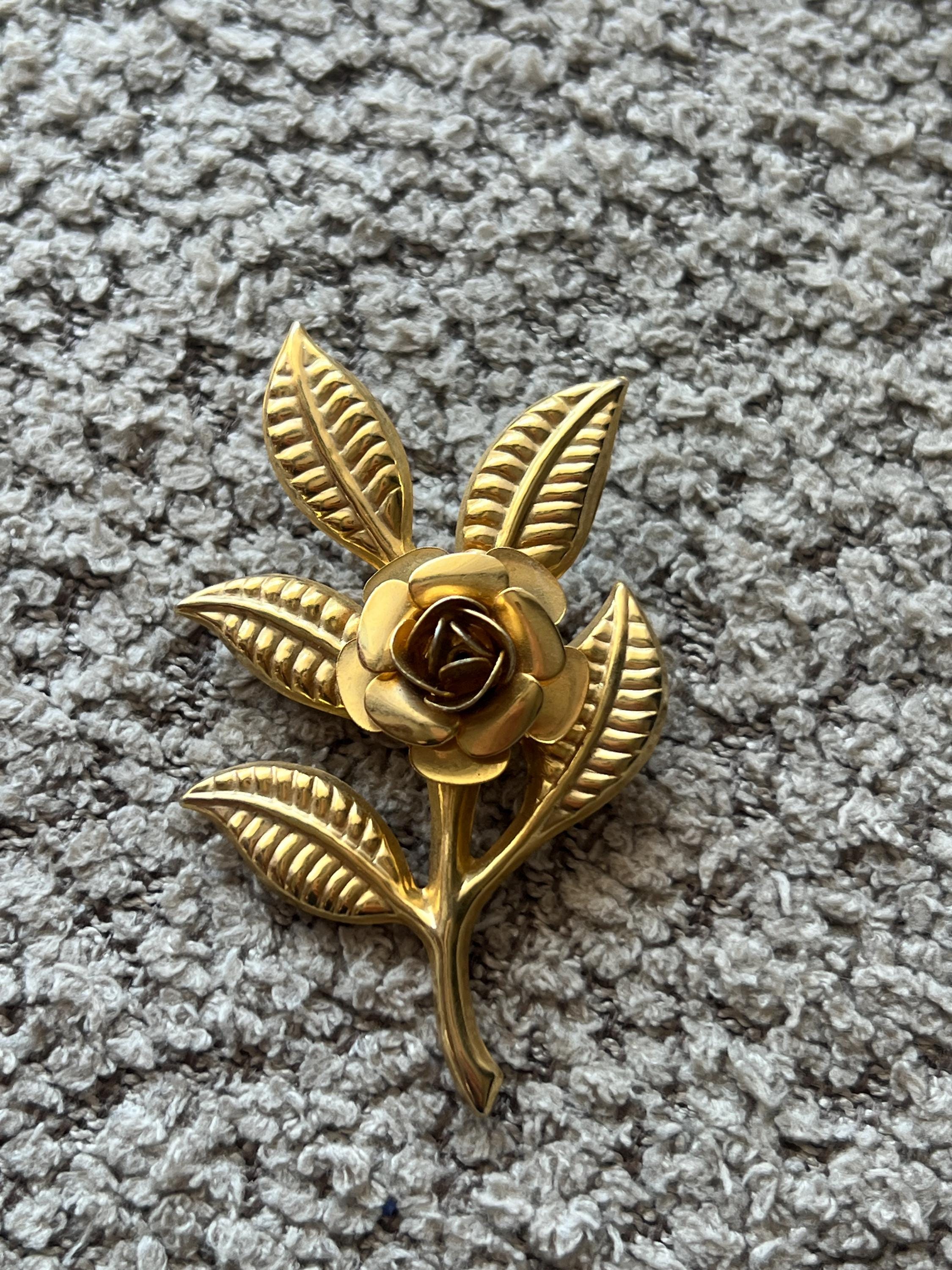 金属製ブローチ 金色の葉と花 ヴィンテージゴールドローズブローチ – 葉のディテールが美しい