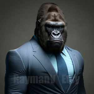 Può includere: Opera d'arte digitale raffigurante un gorilla con un abito azzurro, cravatta abbinata e camicia azzurra. Il gorilla ha la pelliccia scura e un'espressione seria. Lo sfondo è grigio.