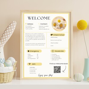 Puede incluir: Un cartel de bienvenida con fondo amarillo y un gráfico de margarita. El cartel incluye información sobre la dirección, información de contacto, horarios de entrada y salida, números de emergencia, normas de la casa y detalles de WiFi. El cartel también incluye un código QR para un libro de bienvenida.