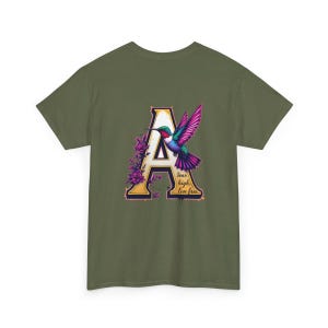 Camiseta Monograma Floral Personalizada – Camiseta Gráfica com Letras de Beija-flor